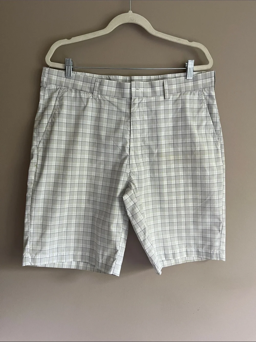 PGA TOUR flat-front performance white grey plaid golf shorts size 36